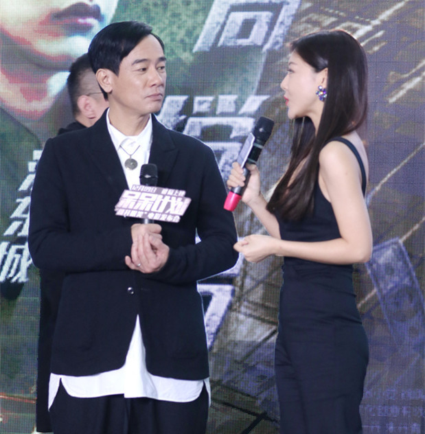 邓家佳穿露背装拥抱陈小春 疑整容下巴当场融化