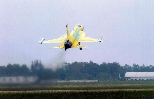 无语了,印度战机错降到巴基斯坦机场,飞行员当