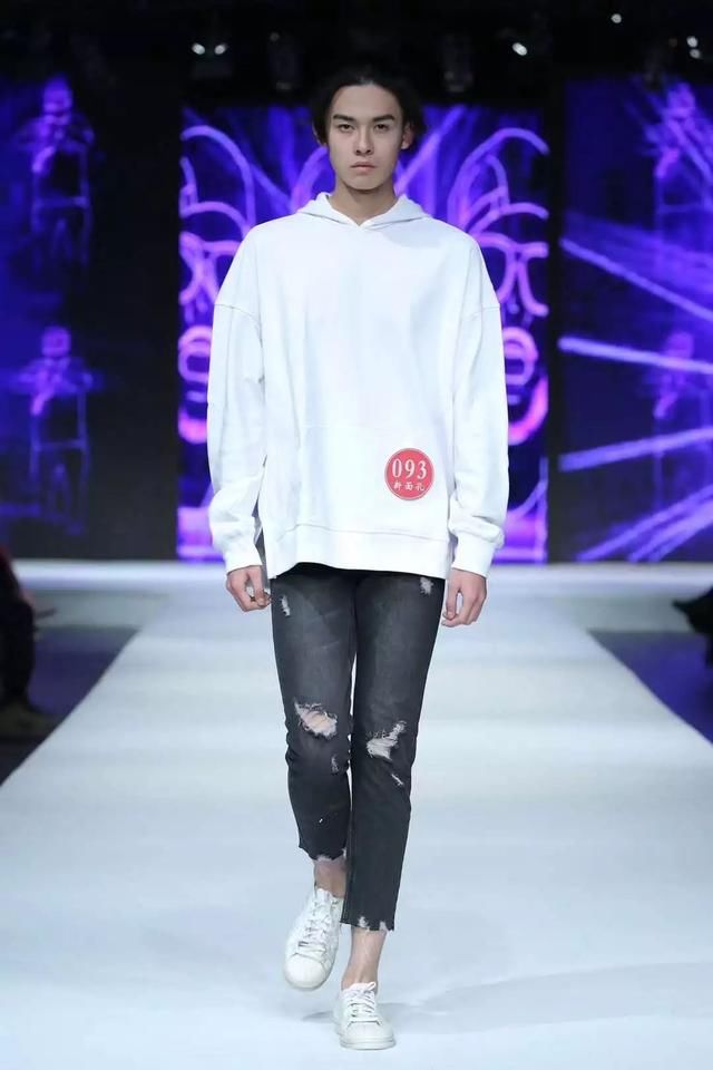 你复读两年都没考上大学,他们参加了一个比赛