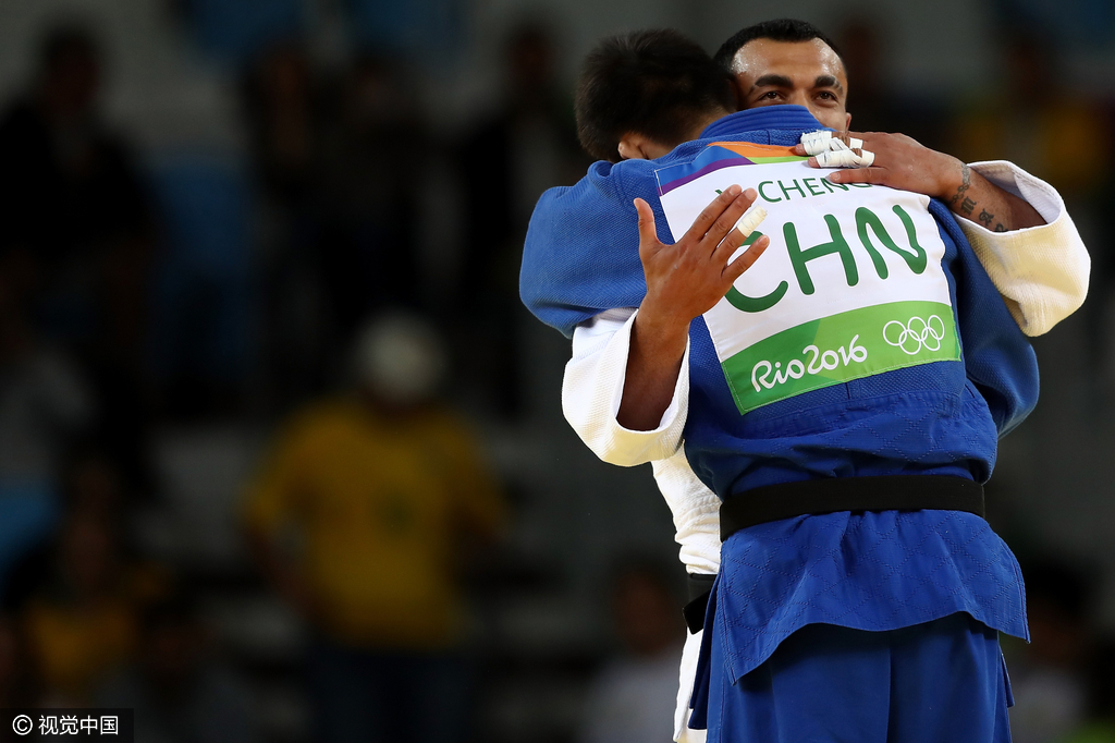 接下来的铜牌赛，程训钊表现得相当强势，他控制住场上的主动权，虽然被裁判处罚两次，但程训钊敢于下手，最终拿到了一个有效，在比赛中胜出，程训钊夺得铜牌，这是中国柔道队在里约奥运首枚奖牌，而程训钊的铜牌也是中国在奥运会该级别的历史最佳战绩。