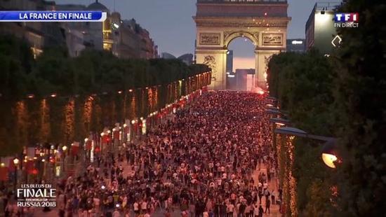 炸锅!法国人民疯狂庆祝进世界杯决赛 巴黎快被掀翻