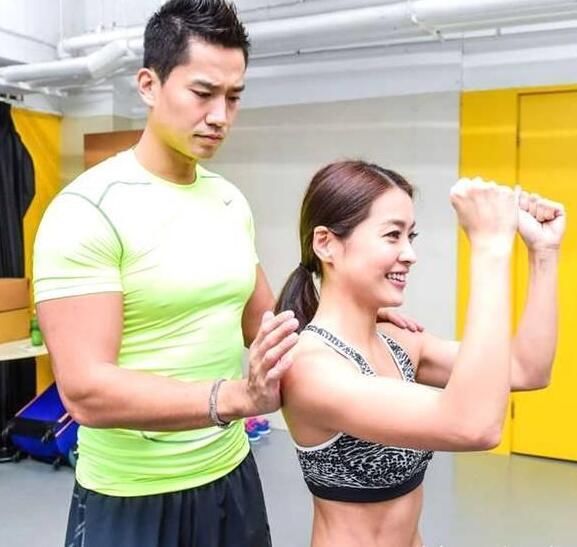 又一对明星离婚,曾三次代孕失败,今一纸休书净