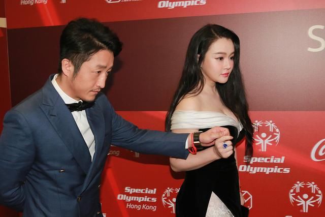 冉莹颖上围傲人现身机场,网友却担心其胯部太