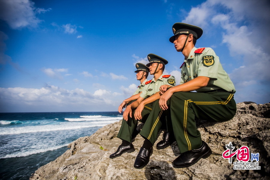 【十九大精神进军营】武警部队新"南极"的升旗手 升起国旗向祖国致敬