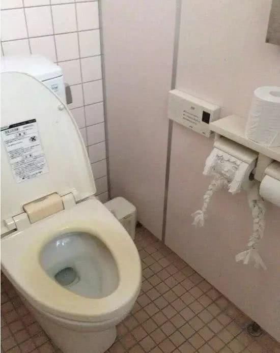 搞笑图:特斯拉:我们不一样,垃圾桶:有什么不一样