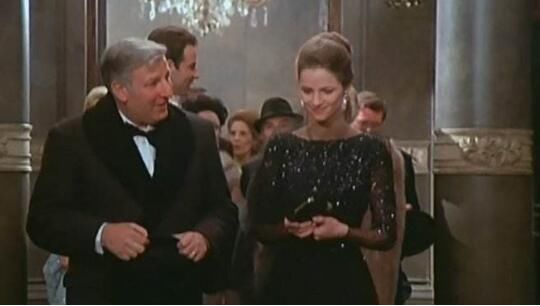 纳粹集中营里,少女成为军官的性奴,十年后已婚