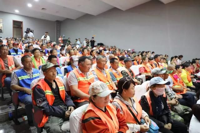 让环卫工人感受温情 满洲里市社会组织为环卫