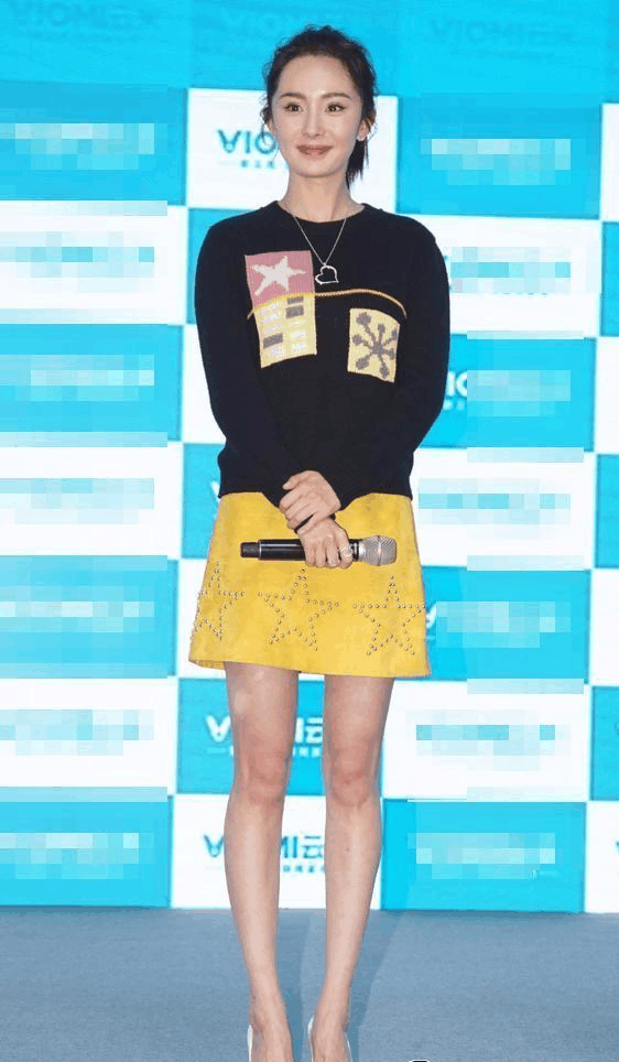 32岁杨幂双腿间距惹争议, 网友: 一看就经常做