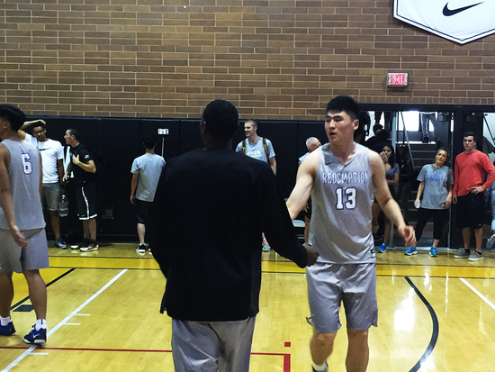 中国高中生扬名美国联赛!一记暴扣吓坏观众