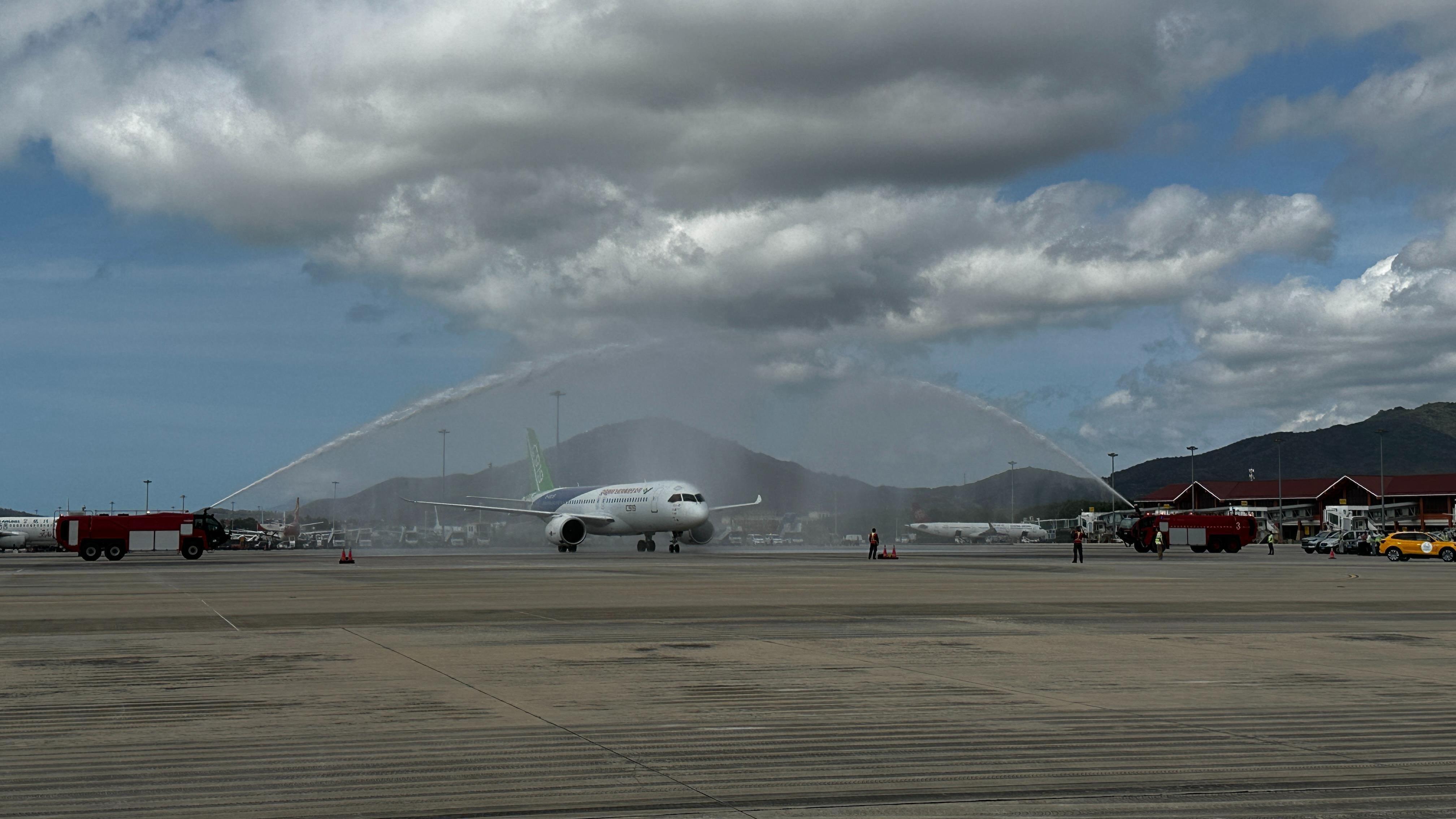 全球首架国产大飞机C919飞抵三亚