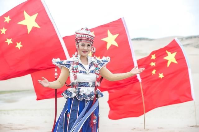 草原歌后东方红艳唱响人民大会堂 收获万千掌