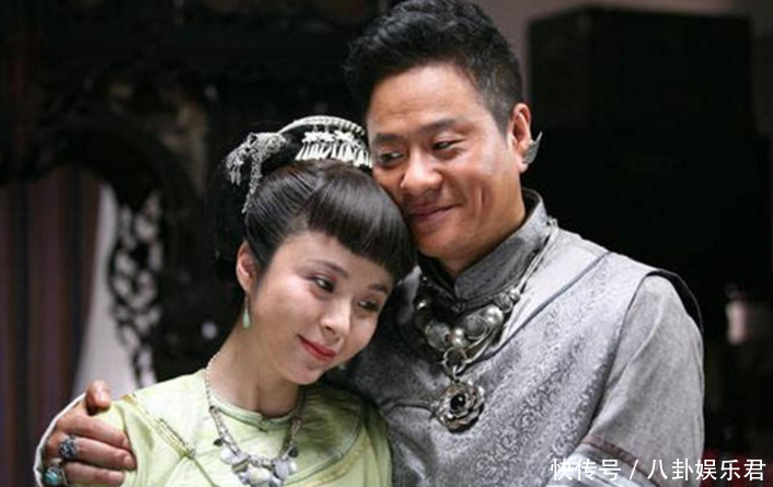 他与前妻离婚净身出户,娶比自己小八岁娇妻,如今46岁白发苍苍