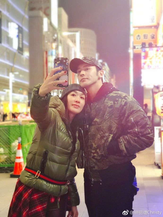 组图:钟丽缇张伦硕一家齐出游 吃吃喝喝挽手相