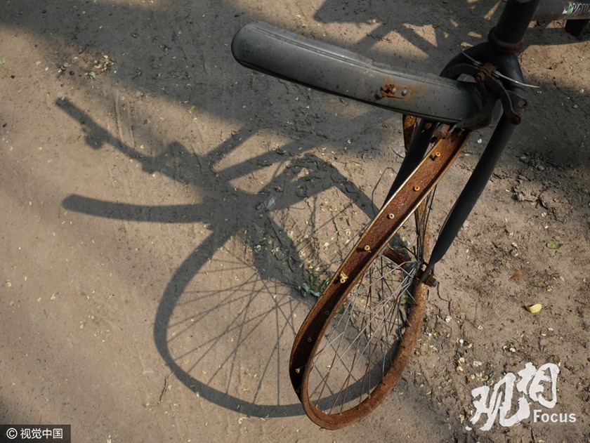 一台脱了像的自行车只有靠完整的影子来回忆自己曾经的辉煌。
