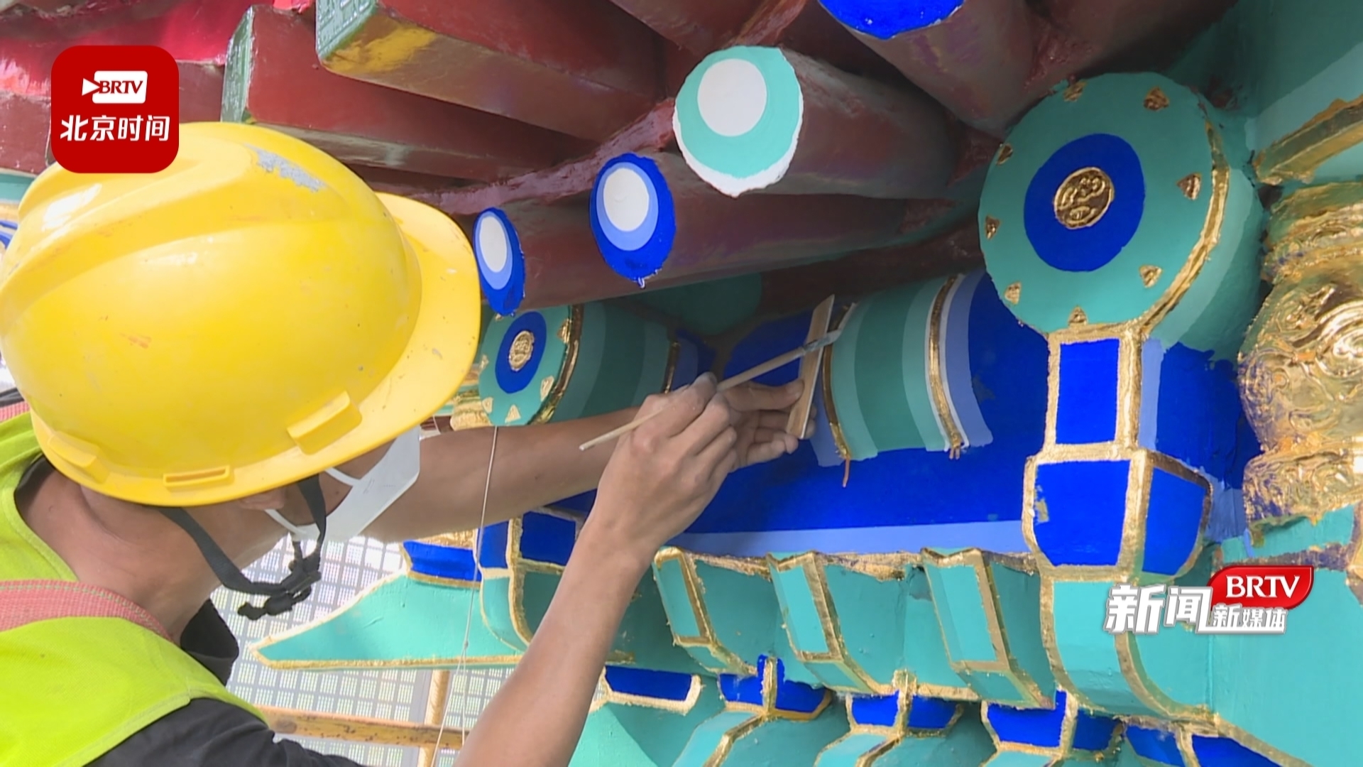 延续采用“龙锦方心”彩绘手法 前门五牌楼即将旧貌换新颜