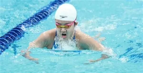 恭喜!中国15岁游泳天才创世界纪录后,又在美国