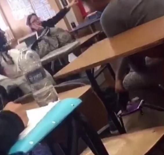 美国教师发表种族歧视言论,英语竟变成美国话