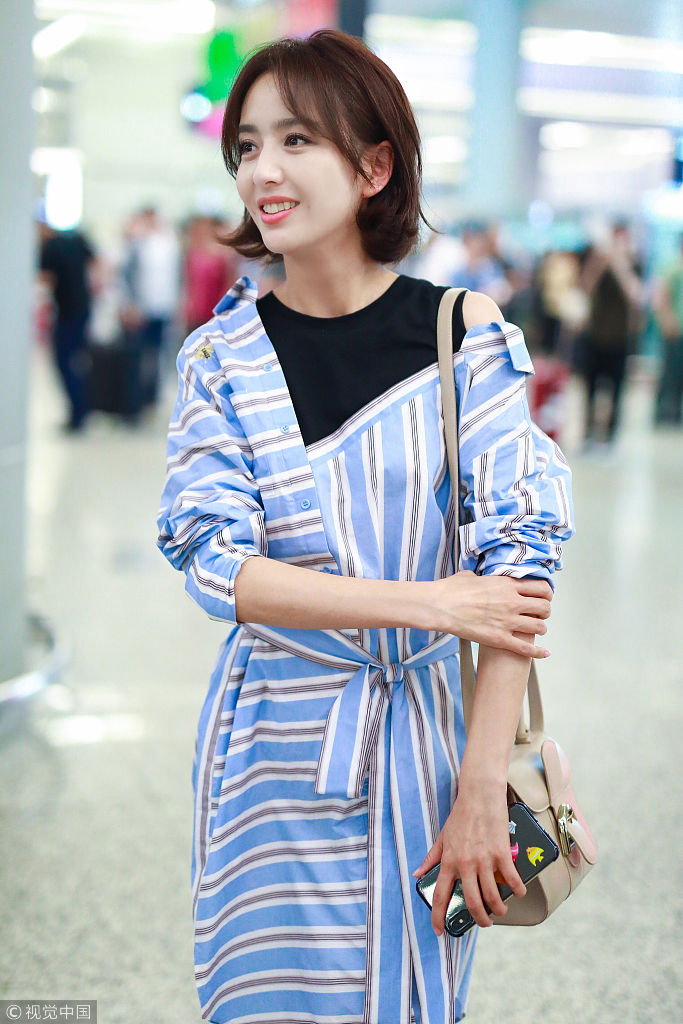 紧跟潮流!佟丽娅穿条纹裙秀长腿美炸了