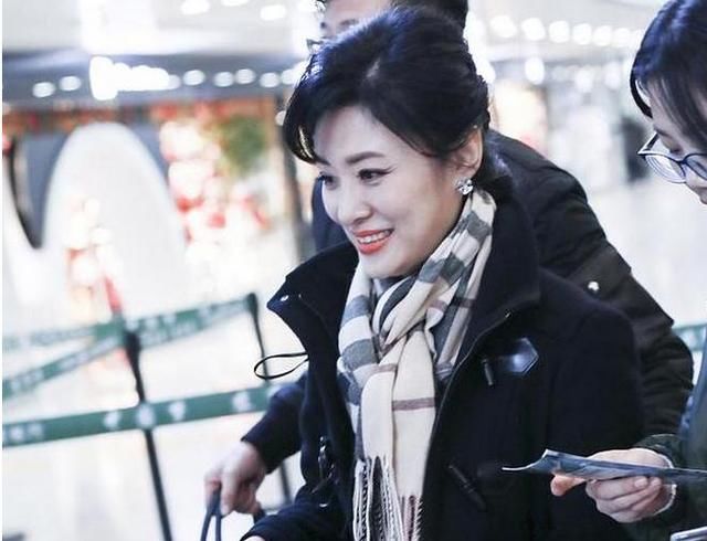 央视第一女主持,官至正处级,为女儿突然离职,如