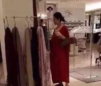 王菲红色长裙孕照明显,照片秒删!如今锋芝恋主