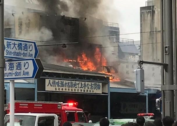 日本东京筑地场外市场起火30辆消防车到场救火