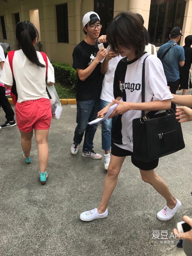 [郑爽][新闻]170819 《郑爽的书》签售会不到1小时倒计时 大壳已现身