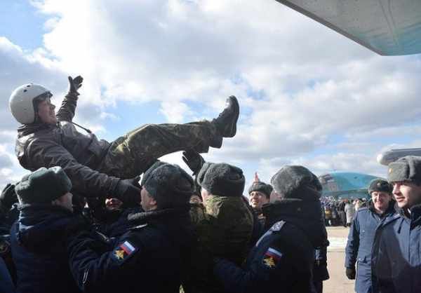 俄国导弹炸死10个美国专家!中东此国惨了