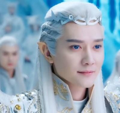 这样的冯绍峰看上去温润如玉,好一个美男子!