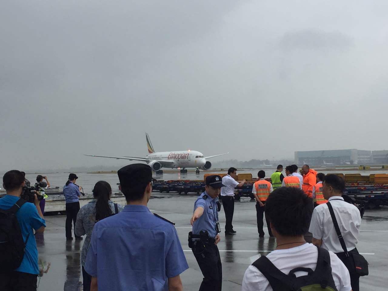 埃航航班飞抵双流国际机场 消防车为首航飞机