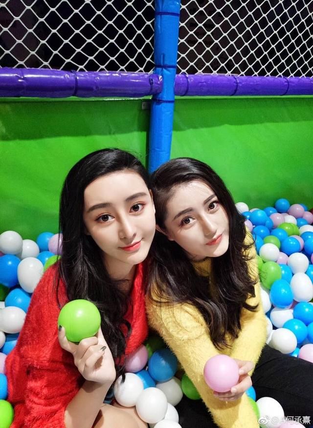 翻版范冰冰和翻版迪丽热巴同框,网友:能把我打