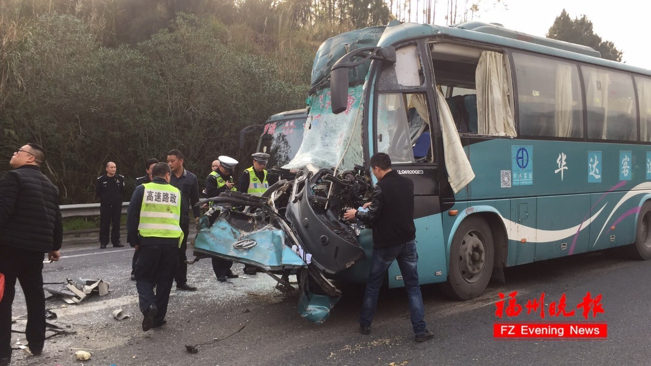 福州高速连江段一客车追尾集装箱!2人重伤,被困的还有2岁女孩…… 福州高速连江段一客车追尾集装箱!2人重伤,被困的还有2岁女孩……