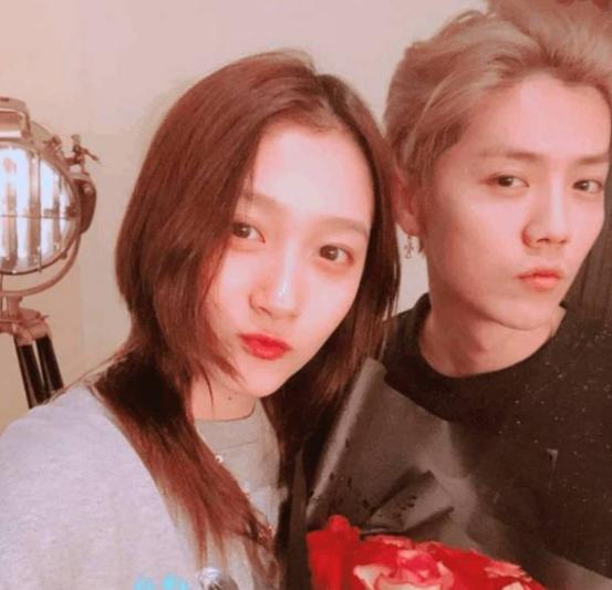 偶遇张继科景甜约会!张继科直接脱鞋把脚放在