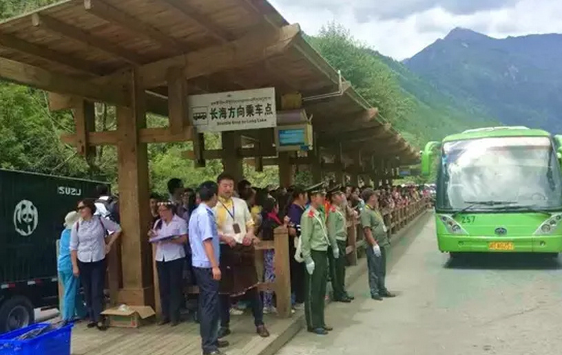 据报道，全年日均都要接待2万多人的九寨沟，这属于很正常的范畴，只是当日游客量达到了暑期的峰值。