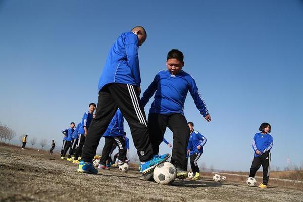 让学生从体育课中体会团队精神锻炼个人毅力