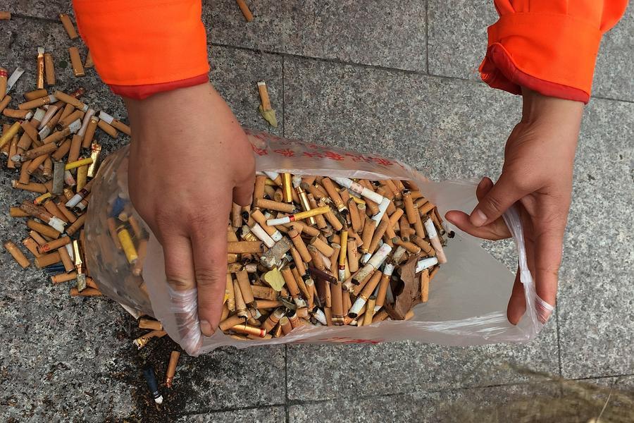 西安十余名环卫工半天捡4000多个烟头