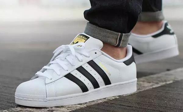 史上经典小白鞋集合+搭配、护理、清洗,这里一