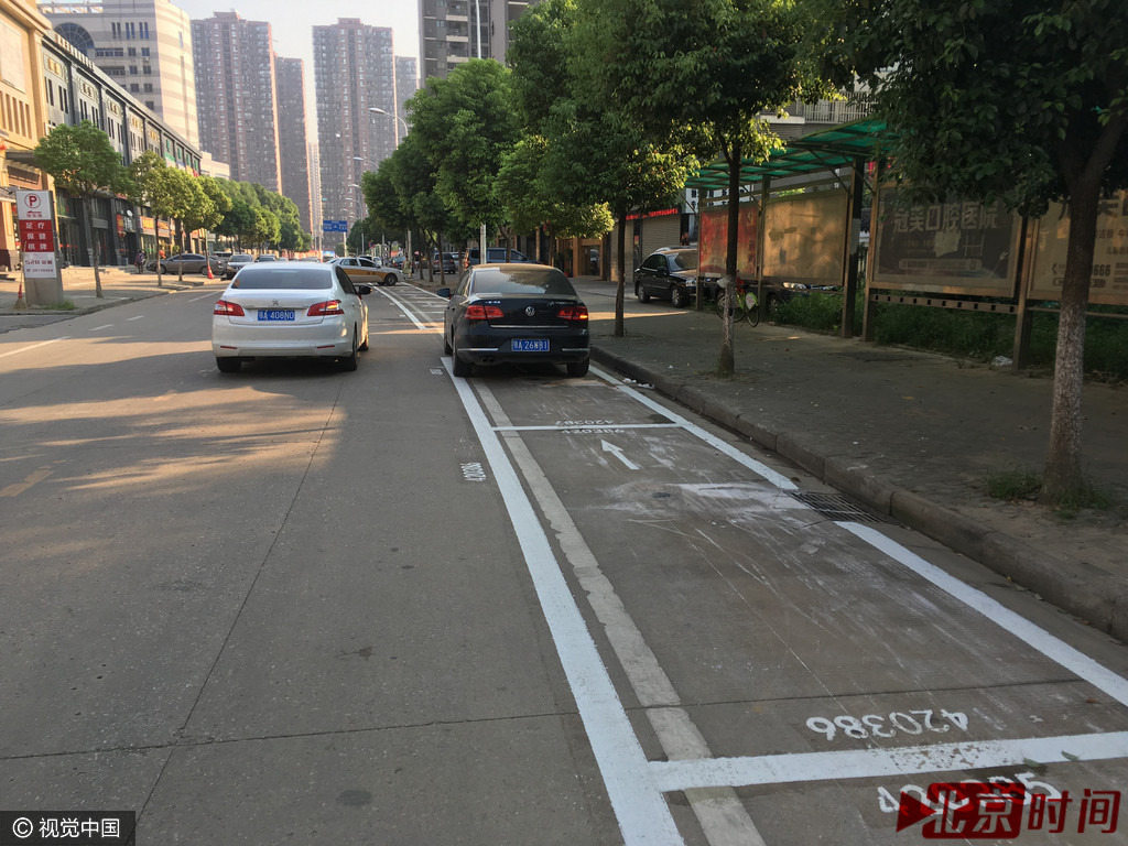 武汉路边停车位重新划线 各车位都有了证件号