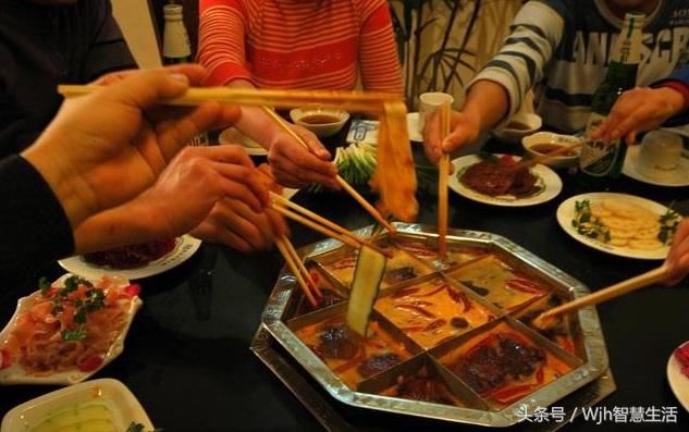 从饭局吃相看人品