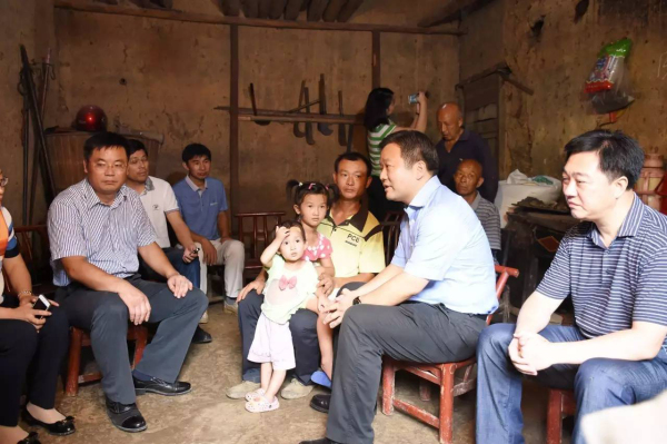 市委常委、湖南湘江新区管委会主任曹立军调研社港镇新光社区精准扶贫工作