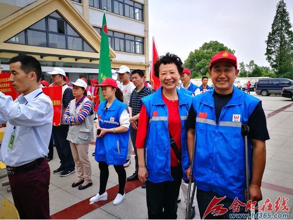 中国好人张书宝(右一,合肥首届道德模范浦丽星(右二)积极参加了当天