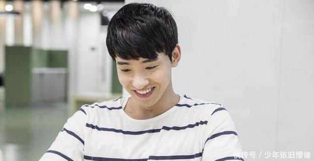 为了实现自己的愿望,阿坤读书特别努力,在班里一直都名列前茅,虽然家