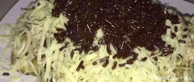 2块5一斤的香蕉被大妈这么做,一斤卖了20元,一