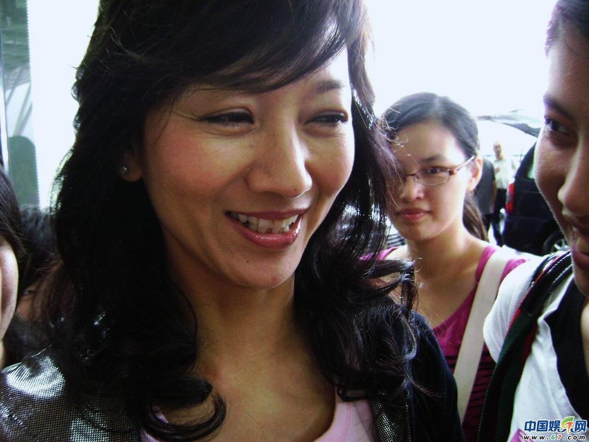 如今已经62岁的赵雅芝依然性感动人，气质高贵。