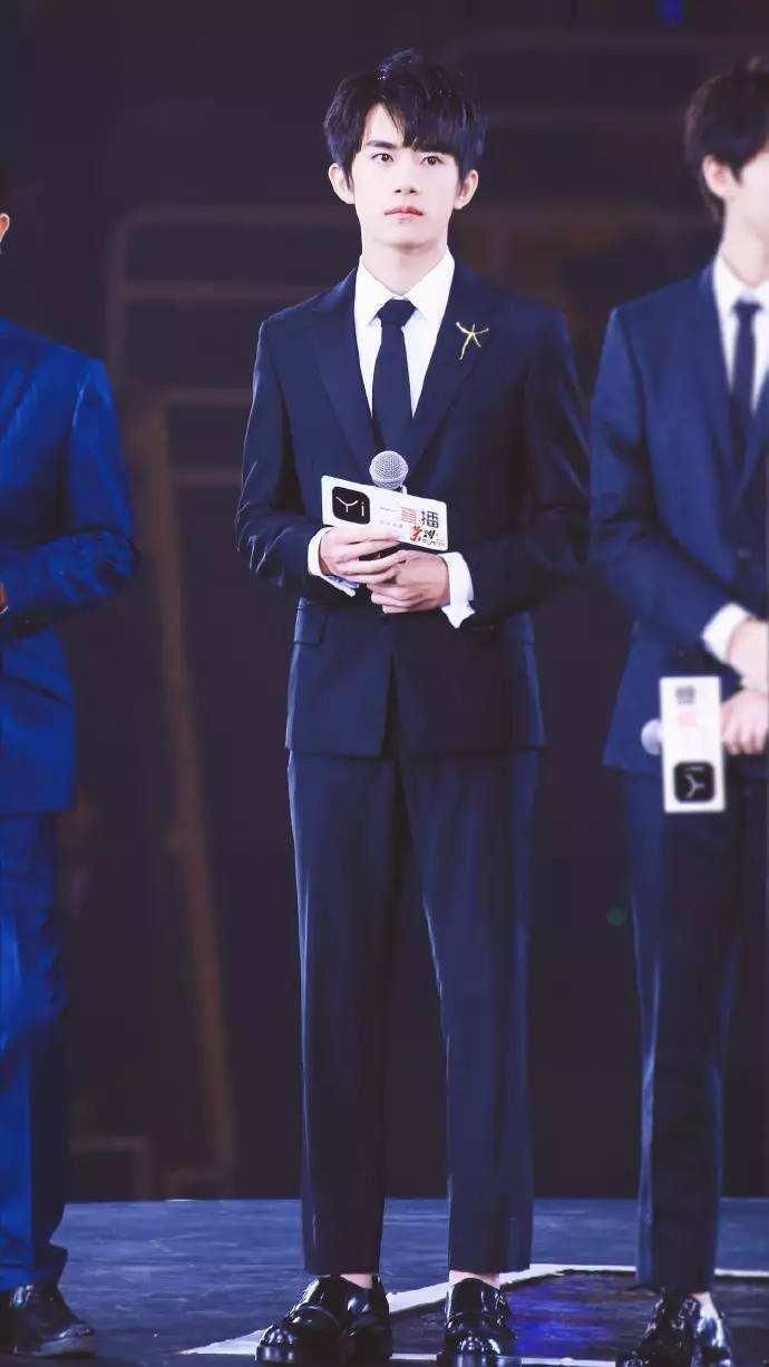 易烊千玺火到国外,带猫咪拍广告,一身潮装让韩