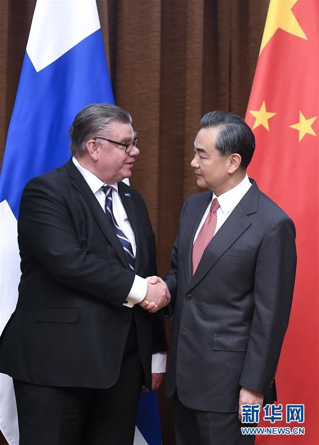 2月27日,中国外交部长王毅在北京同来华访问的芬兰外交部长索伊尼举行会谈。新华社记者燕雁摄