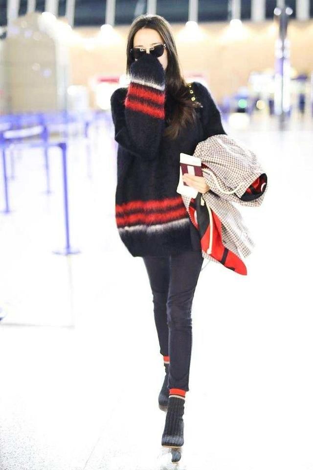 迪丽热巴又一次穿男人装现身机场,网友:这腿撩