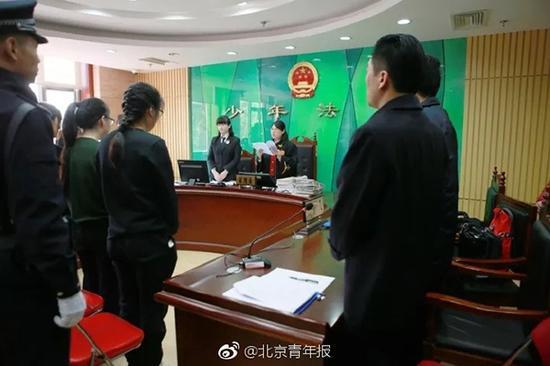 宿舍楼内无故殴打辱骂两女生 5名未成年女孩获刑 宿舍楼内无故殴打辱骂两女生 5名未成年女孩获刑