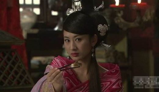 但是，事情并非如此继续下去就好，而是暂停片刻，让阳具依然放在阴户里，再次看书读书。此外，再闻声音，也就是听人的声音，当然是指听在阴阳道上那个人的声音，而且单人做亦可。花晨叫女佣人单独使用道具，照这种方式表演。

　　末央生在世时，所谓看、读、听的动作，其实不过如此罢了。现在也是花样百出，花晨的方法，正是好好利用男人喜爱的，女性之床上工夫，“温故知新”就是指这件事而言。