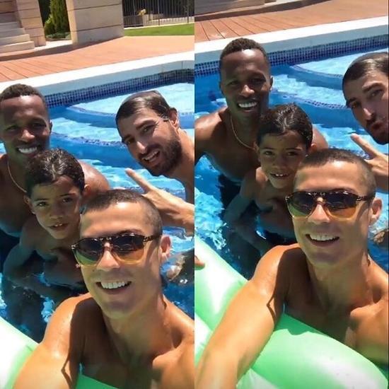 c罗泳池晒照6块腹肌 青筋暴起 陪儿子游泳happy