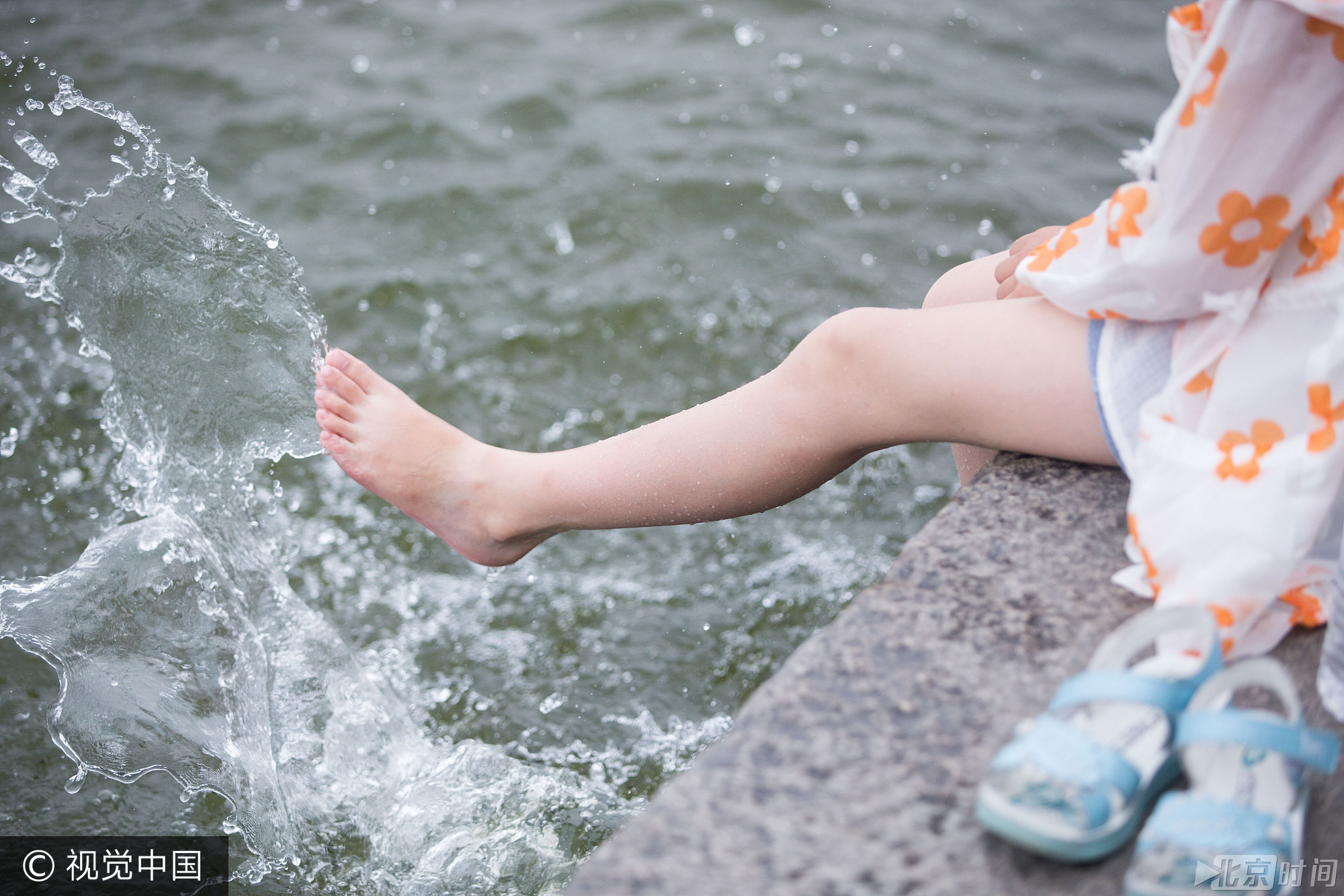西湖成“洗脚池” 众多游客泡脚戏水 西湖成“洗脚池” 众多游客泡脚戏水